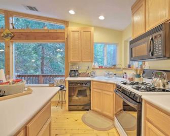 Walk to Big Trees State Park: Cabin w/ Deck! - Dorrington - Cocina
