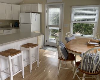 Pristine Cottage: EV charger, AC, outdoor shower+ firepit, walk to Bakers Pond - Orleans - Kitchen