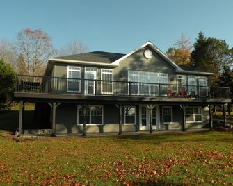 Custom Built Home On The Scenic Waterfront Facing The Picturesque Marriottscove - Chester - Building