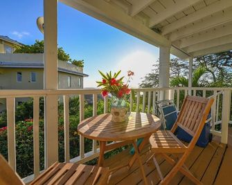 Hilltop Cozy Efficiency with Breezes and Beautiful Sunset Views - Cruz Bay - Balcón