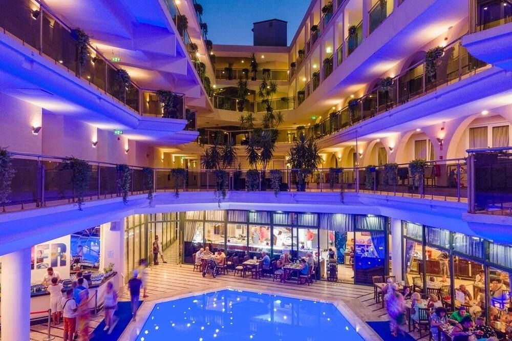 فندق لانكورا بيتش