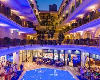 L'ancora Beach Hotel - קמר - בריכה