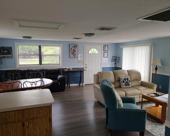 Camp Mack, a Guy Harvey Lodge, Marina & RV Resort - Lake Wales - Sala de estar