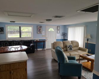 Camp Mack, a Guy Harvey Lodge, Marina & RV Resort - Lake Wales - Wohnzimmer
