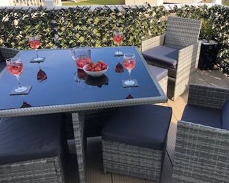 Lovely Holiday Home - Romney Sands By The Sea - New Romney - Patio