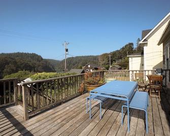 Charming centrally-located 3-bedroom cottage on the coast with Albion river view - Albion - Balcón