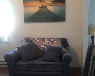 Cozy Studio Near Rockaway Beach Come enjoy the ocean as desired ! - Queens - Wohnzimmer