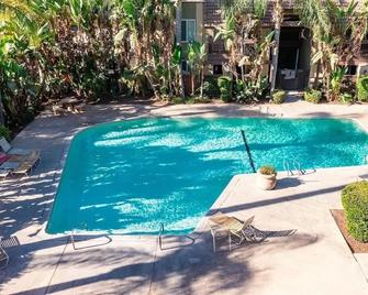 Cozy Villa Near Crmc & Downtown - Fresno - Pool