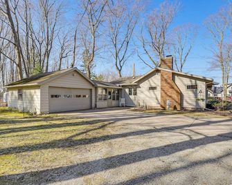 3 Mi to Duck Lake State Park: Home w/ Deck! - Muskegon - Building