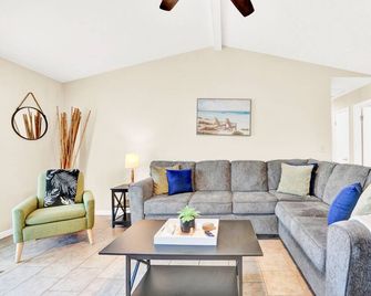 Sparrow - Panama City - Living room
