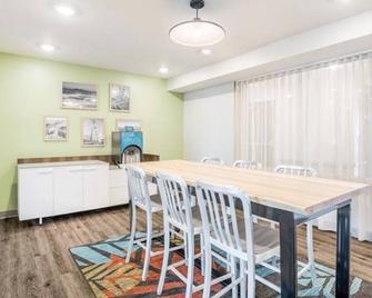 Best Value, Quality Stay! 4 Modern Units, Full Kitchen, Pets Allowed! - Moreno Valley - Eetruimte