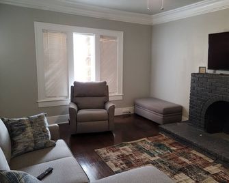 Spacious Colonial 3 bedroom near downtown - San Antonio - Sala de estar