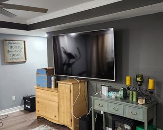 Cozy basement retreat! King bed, huge TV! Family friendly! Snowbirds Welcomed! - Lawrenceville