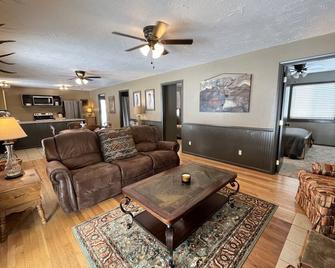 River Retreat - Tongue Canyon on the river with hottub & AC on 7.5 private acres - Dayton - Sala de estar