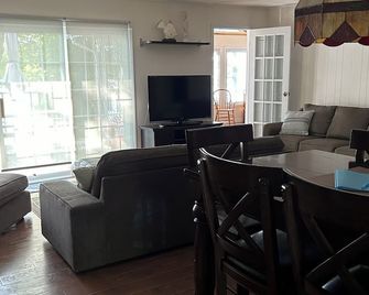 Muskoka Honey Harbour Private Lake Front with Hot Tub! - Port Severn - Sala de estar