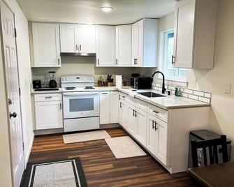 Cozy Hoodsport Duplex: 1br 1ba-B - Shelton - Kitchen