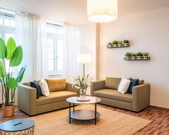 Spacious Apartment in Strausberg - Sleeps 6 - Strausberg - Huiskamer