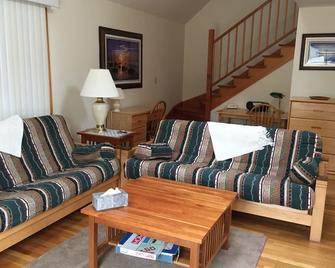 46 -Private forested oasis near town and beach, large deck - Edgartown - Living room