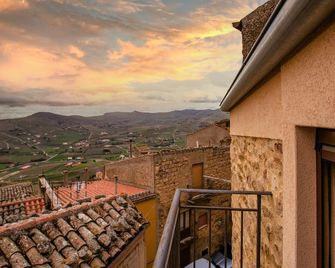 2 Bedroom Nice Home In Gangi - Gangi - Balcony