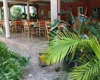 Le Jardin Hotel Restaurant - Jacmel - Binnenhof