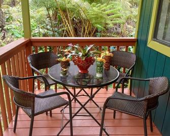 The Jungalow is a charming renovated bungalow minutes from Volcano National Park - Volcano - Parveke