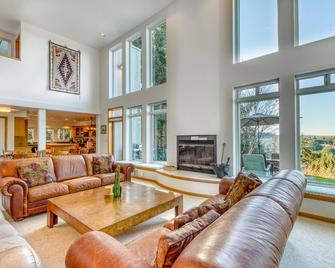 Mid-century home with floor-to-ceiling windows & great views - Coos Bay - Вітальня