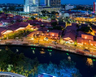 ذا باينز ميلاكا - مالاكا - المظهر الخارجي