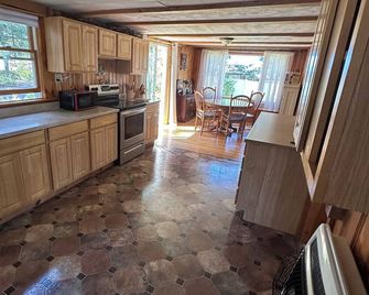 Rustic Lake front cottage nestled in the pines with a Golf Putting Green. - Northwood - Cocina
