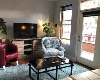 Condo the Biker on the Arkansas river in the heart of Salida's Historic District - Salida - Living room