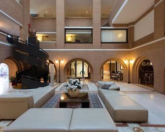 Hostellerie Du Cheval Blanc - Aosta - Lobby