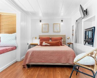 Redwood Cabin with Hot Tub Canyon View and Dogs OK - Guerneville - Bedroom