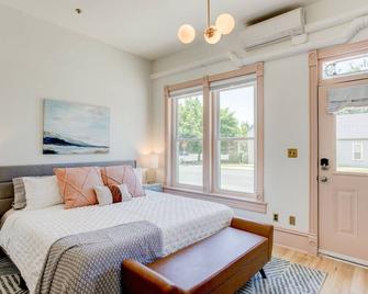 Suite 7 | Historic Art City Inn - Springville - Bedroom