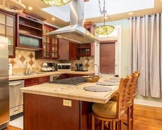 Downtown House w/Parking! On Spring St, Sleeps 8! - Eureka Springs - Cuisine