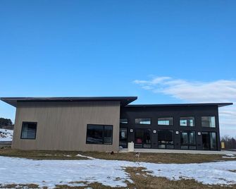 Modern luxury ski/golf paradise! 36 hole adjacent, 5 miles to skiing, 21ft spa! - Malone - Building