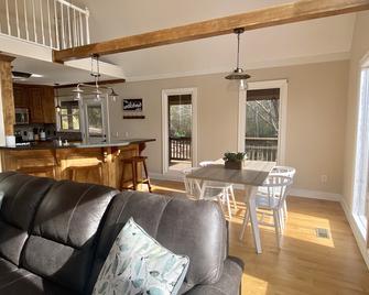 Elegant view at Longwood Cabin - Lenoir - Living room