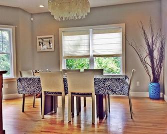 Westhampton Beach Cedar Shingle with Heated Pool & Gym - on a Private Road - Westhampton Beach - Comedor