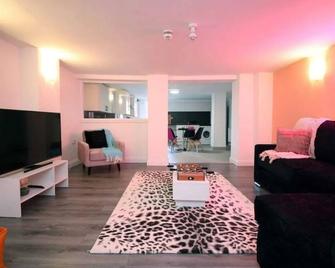 Duplex Terrace Stay Opposite Stadium - Cardiff - Living room