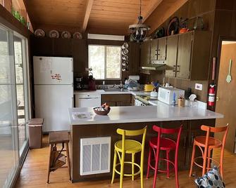Secluded house with enclosed dog yard on 200 acre family estate - Keene - Cocina