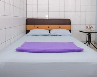 Hotel Puri Lembang near Universitas Sulawesi Barat Majene - Majene - Bedroom