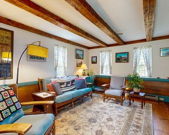 Charming Seaside Cottage with a Gas Fireplace, Spacious Patio, and Nearby Hiking - Hancock - Living room