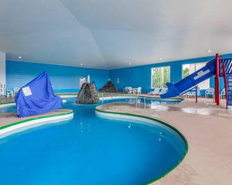 Comfort Suites Escanaba West - Escanaba - Pool