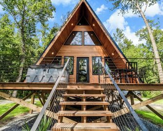Modern A-Frame Cabin by Rip Van Winkle with Hot Tub - Nueva Iberia - Edificio