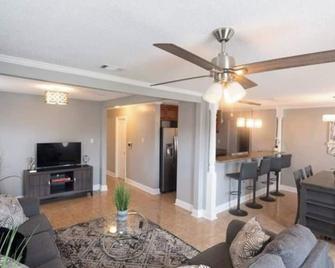 Charming 3-bedroom house in Kenner- Safe.. 15 mins to NOLA- Near MSY Airport - Kenner - Sala de estar