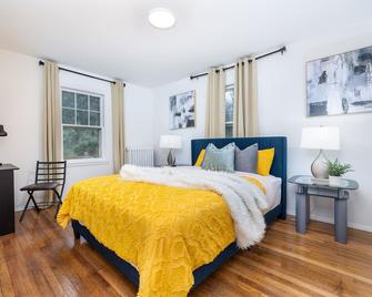 Bungalow House - Free Parking - 10 mins to Hartford & Airport - Windsor - Bedroom