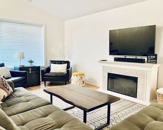 New On Vrbo -Wine Country, 3bd/2bth, 5 Min To Dt, Linfield, Fire Pit, Arcade - McMinnville - Living room
