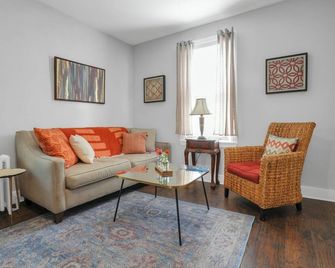 Huckleberry House - 2 Bedroom Apartment Fenced Backyard - North Wales - Вітальня