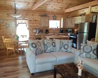 Located in the Finger Lakes a cabin in the country w/ trails & fishing \n - Cohocton - Sala de estar