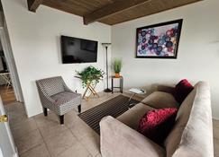 Cute Cozy and Quiet Upstairs 2 Bedroom Apartment in Richmond CA - Richmond - Living room