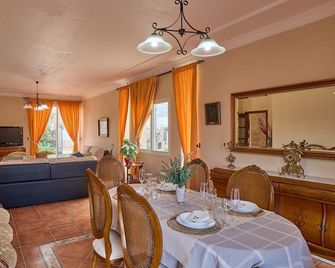 Villa Santa Ana en La Carlota - La Carlota - Eetruimte