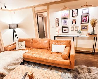 Parkside Haven - with electric scooters ARi-BNB Super-host - Kansas City - Sala de estar